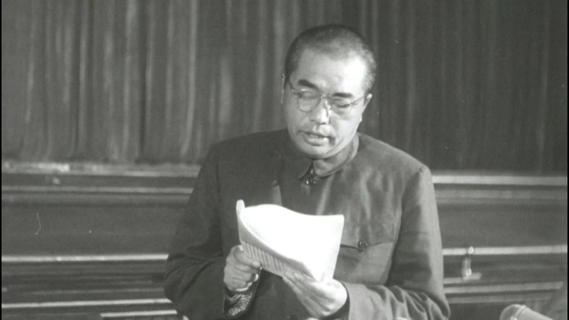 從中央檔案館發現的“1953年9月12日，彭德懷在中央政府委員會第24次會議作《關於中國人民志願軍抗美援朝工作報告》的原聲音頻資料”。（點擊觀看視頻）