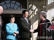 國家主席胡錦濤和夫人劉永清在渥太華出席加拿大總督克拉克森（右）舉行的歡迎儀式。