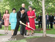 國家主席胡錦濤和夫人劉永清在渥太華加拿大總督府種植中加友好紀念樹。