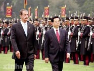 9月12日，墨西哥總統福克斯在墨西哥城瑪爾特軍營廣場舉行盛大儀式歡迎中國國家主席胡錦濤。