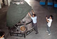 “飛向太空——中國載人航天展”：一位記者中在拍攝“神舟五號”返回艙試驗艙。