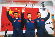 翟志剛的哥哥保存的一張有3位中國載人航天首飛梯隊航天員簽名的照片