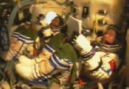 神舟六號宇航員在飛船艙內