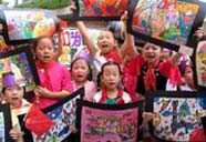 上海小學生祝賀神六發射成功