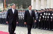 克勒總統陪同胡錦濤主席檢閱儀仗隊