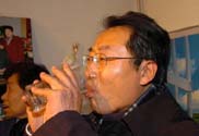 黑龍江省省長喝下恢復供水後的第一口水