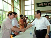 Zhou Yongkang visita Urumqi