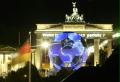 新華社消息:1月13日，國際足聯決定取消德國世界盃足球賽開幕表演，理由是開幕慶典活動可能會損壞柏林奧林匹克體育場草皮。柏林市長克勞斯�沃維賴特得到消息後稱將努力説服國際足聯支持另外一場在市中心勃蘭登堡門的演出。圖為2003年9月拍攝的勃蘭登堡門夜景。 

