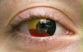 2月6日，德國眼鏡商斯特凡妮�貝恩特在慕尼黑展示一款新型隱形眼鏡。這款名為“魔力鏡片”的隱形眼鏡一隻為足球圖案，另一隻則為德國國旗的色彩，售價為45歐元（約合54美元）。 新華社/路透
