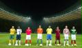 2006年2月13日，八個國家足球隊的球員在柏林奧林匹克球場向媒體展示他們各自球隊在2006世界盃足球賽上使用的新球衣。這八位球員從左至右依次為：澳大利亞隊的佈雷西亞諾、美國隊的比斯利、韓國隊的樸智星、荷蘭隊的范尼斯特魯伊、巴西隊的阿德里亞諾、葡萄牙隊的菲戈、克羅地亞隊的普爾紹和墨西哥隊的博爾傑蒂。 新華社/路透