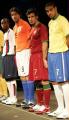 2006年2月13日，美國隊球員比斯利、荷蘭隊球員范尼斯特魯伊、葡萄牙隊球員菲戈和巴西隊球員阿德里亞諾（從左至右）在柏林奧林匹克球場向媒體展示他們各自國家足球隊參加2006世界盃足球賽的新球衣。當日展示新球衣的足球隊還有：澳大利亞隊、韓國隊、克羅地亞隊和墨西哥隊。 新華社/路透