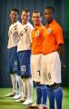 2006年2月13日，荷蘭國家足球隊球員展示荷蘭隊在2006世界盃足球賽上使用的新球衣。當日，澳大利亞、美國、韓國、荷蘭、巴西、葡萄牙、克羅地亞與墨西哥這八個國家足球隊在柏林奧林匹克球場向媒體展示參加2006世界盃足球賽新球衣。 新華社/路透