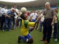 2006年2月16日，在巴西裏約熱內盧的馬拉卡南體育場，巴西球員佩雷拉（前左）一邊與德國世界盃足球賽組委會主席、“足球皇帝”貝肯鮑爾（前右）握手，一邊展示自己的球技。能容納7萬名觀眾的馬拉卡南體育場被稱為巴西足球的“聖殿”，它曾是世界上最大的體育場。當日，貝肯鮑爾踏上了他環球之旅重要的一站──被認為是足球聖地並曾五次榮獲世界盃冠軍的巴西。貝肯鮑爾將在德國世界盃之前拜訪參加本次世界盃的31個國家。 新華社/路透