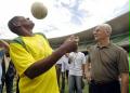 2006年2月16日，在巴西裏約熱內盧的馬拉卡南體育場，德國世界盃足球賽組委會主席、“足球皇帝”貝肯鮑爾（前右）欣賞著巴西球員佩雷拉（前左）的控球技術。能容納7萬名觀眾的馬拉卡南體育場被稱為巴西足球的“聖殿”，它曾是世界上最大的體育場。當日，貝肯鮑爾踏上了他環球之旅重要的一站──被認為是足球聖地並曾五次榮獲世界盃冠軍的巴西。貝肯鮑爾將在德國世界盃之前拜訪參加本次世界盃的31個國家。 新華社/路透