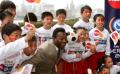 2006年2月27日，球王貝利與少年兒童在上海外灘合影留念。當日，貝利抵達上海為2006年德國世界盃造勢。
