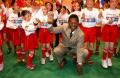 2006年2月27日，球王貝利與少年兒童在一起。當日，貝利抵達上海為2006年德國世界盃造勢。