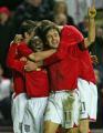 3月1日，英格蘭隊11號球員科爾在進球後與隊友慶祝。當日，在2006年德國世界盃的一場熱身賽中，英格蘭隊主場以2比1戰勝烏拉圭隊。 新華社/路透 
