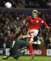 3月1日，英格蘭隊球員貝克漢姆（右）在比賽中射門未果。當日，在2006年德國世界盃的一場熱身賽中，英格蘭隊主場以2比1戰勝烏拉圭隊。 新華社/路透 