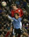 3月1日，英格蘭隊球員克勞奇（上）在比賽中與烏拉圭隊球員戈丁爭頂。當日，在2006年德國世界盃的一場熱身賽中，英格蘭隊主場以2比1戰勝烏拉圭隊。 新華社/路透 
