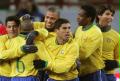 3月1日，巴西隊球員羅納爾多（左三）進球後與隊友慶賀。當日，巴西國家隊在莫斯科舉行的2006年世界盃熱身賽中，以1比0戰勝東道主俄羅斯隊。 新華社/路透 
