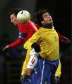 3月1日，巴西隊球員萊特（右）在比賽中與對方球員爭頂。當日，巴西國家隊在莫斯科舉行的2006年世界盃熱身賽中，以1比0戰勝東道主俄羅斯隊。 新華社/路透 
