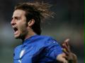  3月1日，意大利隊球員吉拉迪諾在比賽中慶祝進球。當日，在2006年世界盃的一場熱身賽中，意大利隊主場以4比1戰勝德國隊。 新華社/路透 
