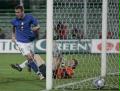 3月1日，意大利隊球員羅西（左）在比賽中射門得分。當日，在2006年世界盃的一場熱身賽中，意大利隊主場以4比1戰勝德國隊。 新華社/路透 
