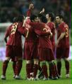 3月1日，葡萄牙隊球員慶祝進球。當日，在2006年德國世界盃前進行的一場熱身賽中，葡萄牙國家隊以3比0完勝沙特國家隊。 新華社/路透 
