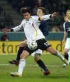 2006年3月22日，德國隊球員巴拉克（前）與美國隊球員伯哈爾特在比賽中拼搶。當日，在德國多特蒙德市舉行的一場世界盃前的熱身賽中，德國隊以4比1大勝美國隊。 新華社/路透