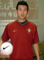 新華社消息：3月30日，香港足球運動員劉志強展示葡萄牙隊的世界盃比賽球服。當日，體育用品製造商“耐克”（NIKE）在香港推出幾款為2006年世界盃足球賽贊助的比賽球衣。 新華社記者盧炳輝攝

