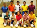 新華社消息：3月30日，香港足球運動員身著世界盃參賽球隊的比賽服合影留念。當日，體育用品製造商“耐克”（NIKE）在香港推出幾款為2006年世界盃足球賽贊助的比賽球衣。 新華社記者盧炳輝攝
