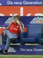 4月10日，卡恩在慕尼黑舉行的新聞發佈會上稱，他接受國家隊主教練克林斯曼對德國隊正選門將的選擇，並全力支持包括競爭對手萊曼在內的這支國家足球隊。卡恩表示，“儘管我很失望，但我想，對於國家隊來説，我留在隊裏很重要。” 4月7日，德國國家足球隊主教練克林斯曼明確表示，效力於阿森納隊的萊曼將替代卡恩，成為德國隊在世界盃賽上的一號門將。 這是2006年3月25日，卡恩在場邊觀看拜仁慕尼黑隊比賽的資料照片。 新華社/路透 
