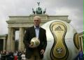 2006年4月18日，德國2006年世界盃組委會主席貝肯鮑爾向公眾展示世界盃比賽用球。當日，在德國首都柏林的勃蘭登堡門前舉辦的展示會上，由阿迪達斯公司為德國世界盃專門製造的比賽用球亮相。 新華社/路透