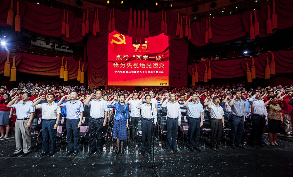 活動現場，聶辰席帶領新黨員莊嚴宣誓，老黨員一起重溫入黨誓詞。