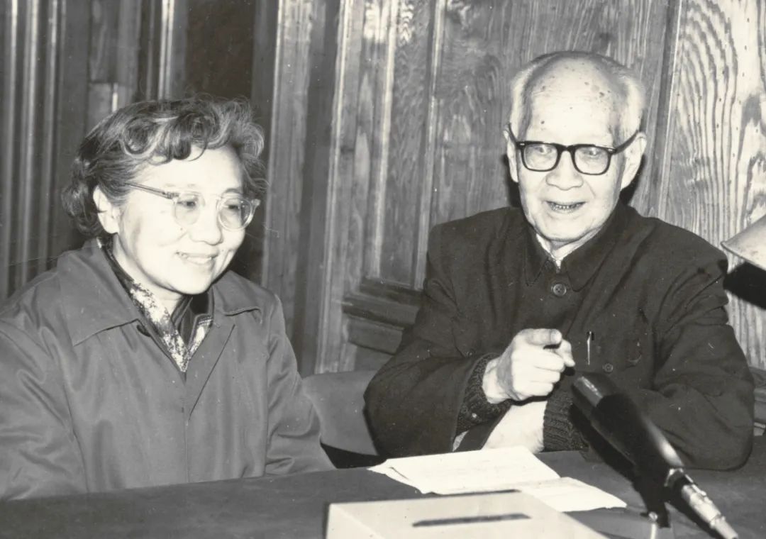 “故事奶奶”康瑛（左）和“故事爺爺”孫敬修（右）為《小喇叭》錄製節目。