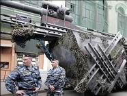 兩名俄羅斯警察在莫斯科紅場附近警戒閱兵式使用的軍事裝備。