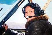 1990年那曲地區發生特大雪災，祁愛群跟空軍黑鷹機組到巴青縣空投物資。這是她在貢嘎機場拍攝的照片