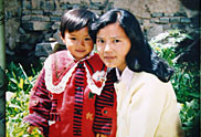 1991年祁愛群在格爾木的公公家與三歲的女兒袁錦一起拍攝的照片。袁錦在上海生活，母女倆一年才能相聚一次。