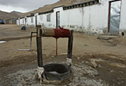 在班戈，祁愛群住的宿舍到這口水井約有100多米，基本上都是她自己挑水。班戈天氣寒冷，4月底了，井裏還結著冰。