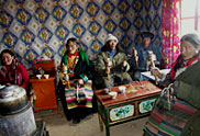 班戈縣的藏族群眾們自發地為祁愛群同志唸經超度，以藏族特有的方式緬懷這位黨和人民的好幹部。