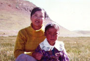 祁愛群與藏族小朋友在一起。生前她經常給藏族同事的孩子輔導漢語，給孩子們買好吃的、學習用具，關心他們的學習和生活，有的孩子甚至把她叫“祁阿姨媽媽”。她輔導過的很多孩子如今已經長大成人，考上了大學、走上了工作崗位。
