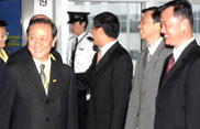 鬱慕明抵達香港國際機場