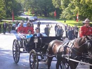 胡錦濤夫婦乘坐敞篷馬車抵達加拿大總督府出席克拉克森總督舉行的盛大歡迎儀式。