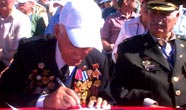 二戰老兵代表在簽名