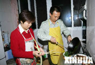 費俊龍與愛人王潔一起做飯