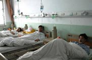 寺河煤礦瓦斯爆炸中的一氧化碳中毒者在當地醫院接受治療