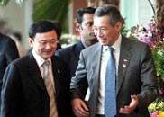 泰國總理他信(左)與新加坡總理李顯龍