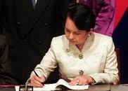菲律賓總統阿羅約簽署宣言