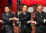 東盟10國和中日韓領導人手拉手