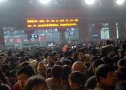數萬旅客滯留車站。北京西站啟動了紅色預警方案